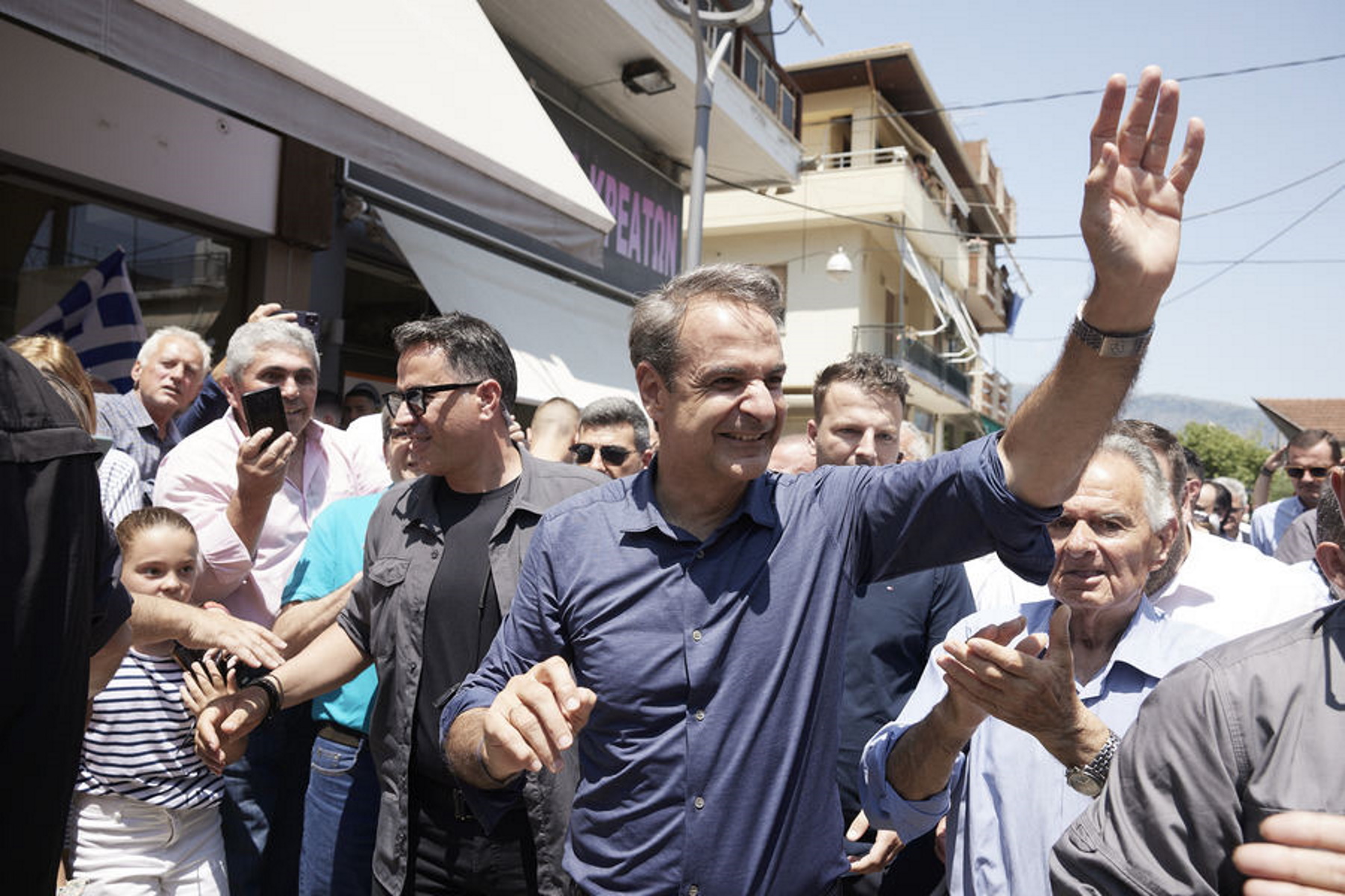 (Ξένη Δημοσίευση) Ο πρόεδρος της Νέας Δημοκρατίας Κυριάκος Μητσοτάκης, μιλάει με κόσμο κατά τη διάρκεια της επίσκεψής του στην Φιλιππιάδα, την Δευτέρα 19 Ιουνίου 2023. ΑΠΕ-ΜΠΕ