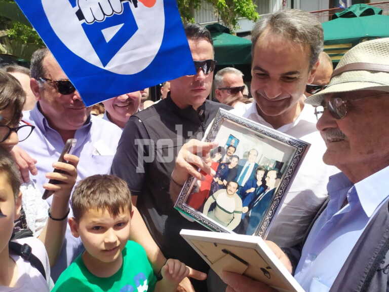 Ευχάριστη έκπληξη για τον Κυριάκο Μητσοτάκη στο Κιλκίς - Τον υποδέχτηκαν με φωτογραφία της οικογένειάς του