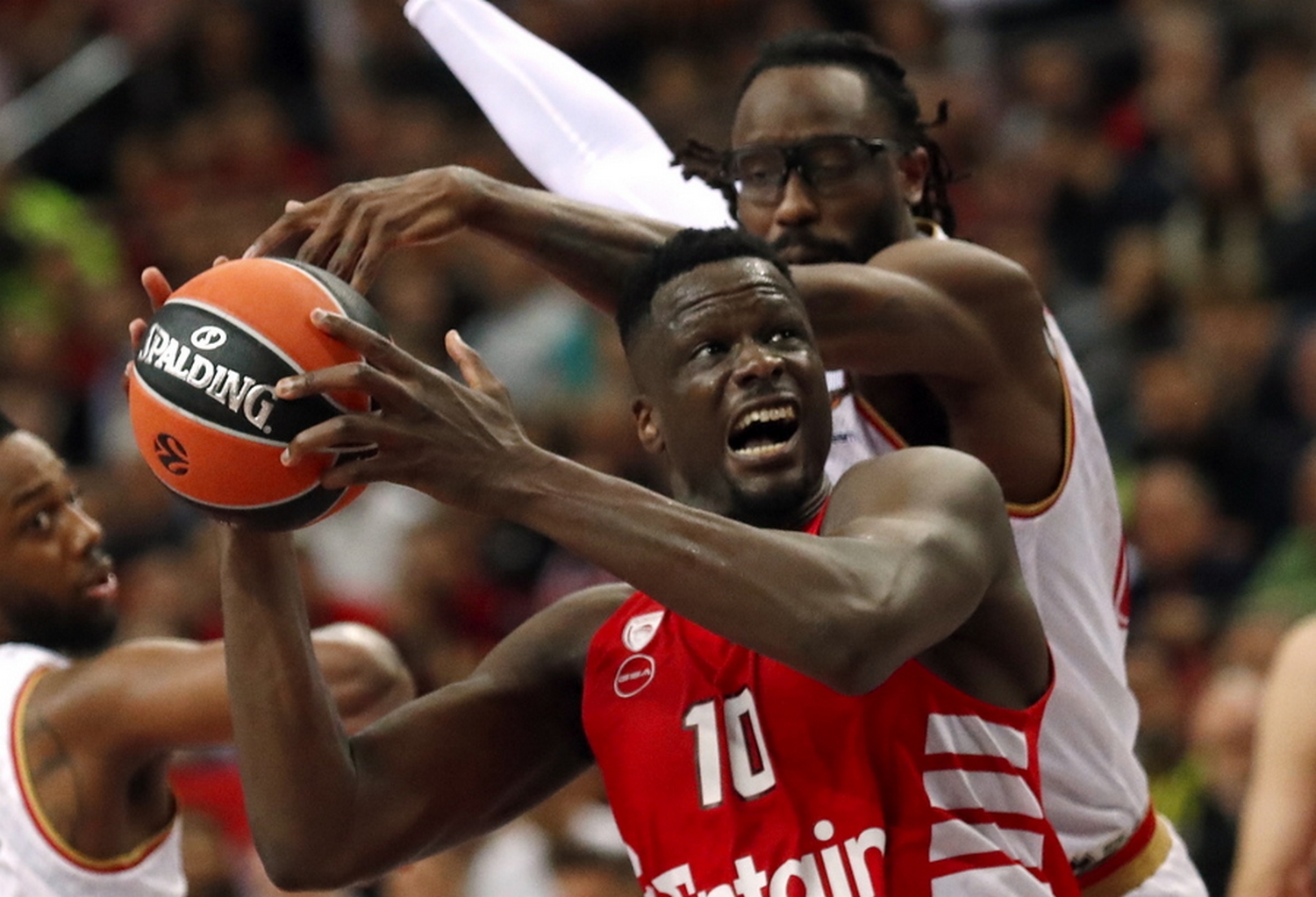 epa10639227 Moustapha Fall (L) of Olympiacos and John Brown of Monaco in action during the Euroleague Final Four semifinal basketball match between Olympiacos Piraeus and AS Monaco in Kaunas, Lithuania, 19 May 2023.  EPA