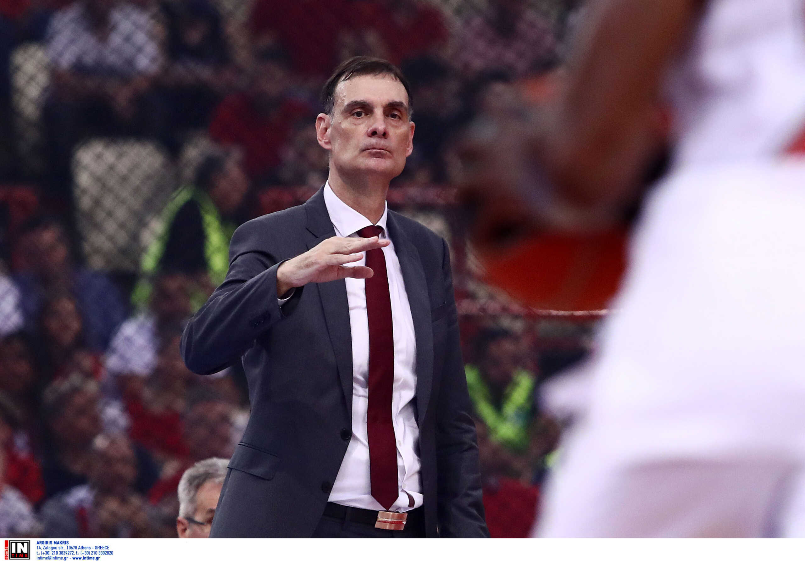 O Γιώργος Μπαρτζώκας του Ολυμπιακού αναδείχθηκε προπονητής της χρονιάς στην Basket League
