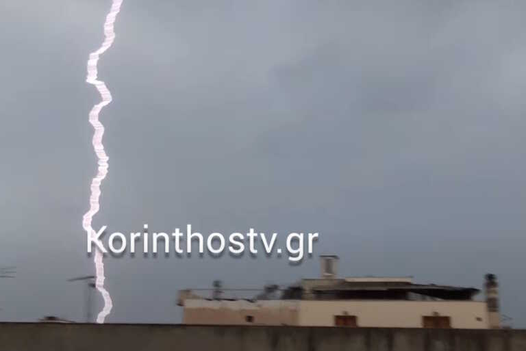 Η στιγμή που πέφτει κεραυνός στην Κόρινθο - Πάνω από 30 κεραυνοί «έσκισαν» τον ουρανό της πόλης