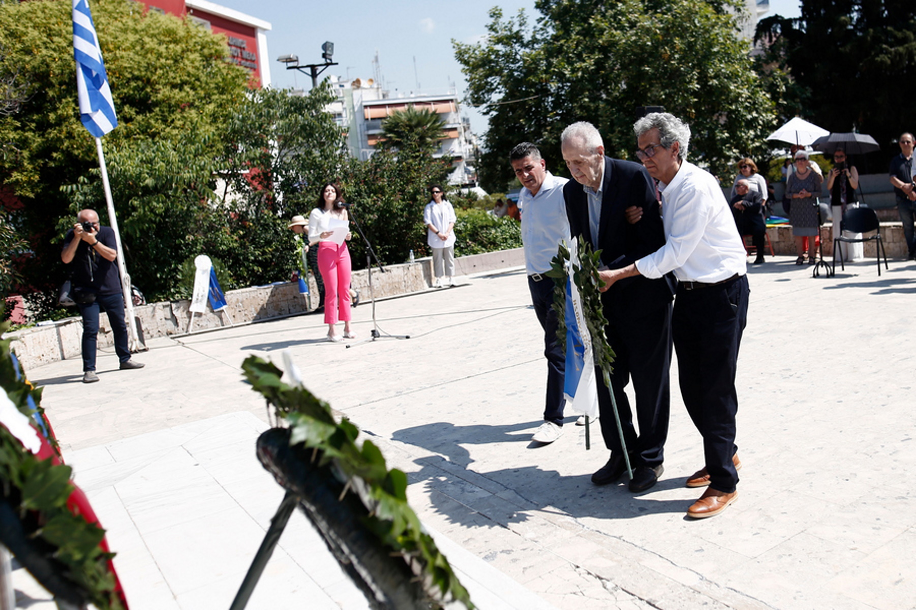 Θεσσαλονίκη: Αγκαλιά συγγνώμης του Γερμανού πρόξενου στον 91χρονο επιζώντα του στρατοπέδου «Παύλος Μελάς»