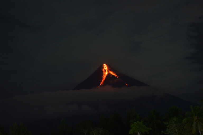 «Βρυχάται» το ηφαίστειο Μαγιόν στις Φιλιππίνες - Τουλάχιστον 14.000 άνθρωποι απομακρύνθηκαν από τις γύρω περιοχές