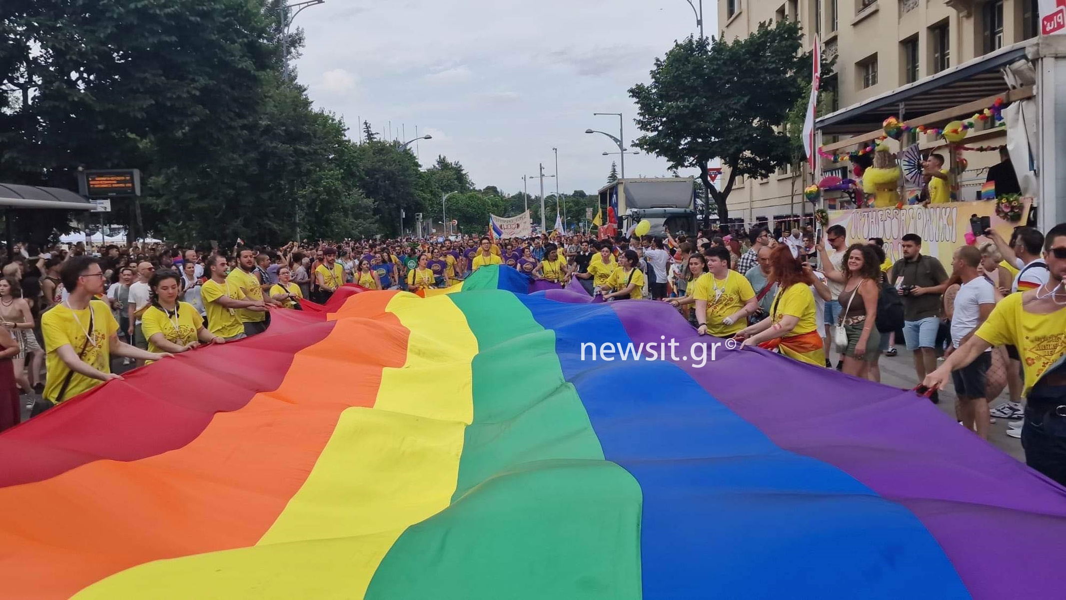 Thessaloniki Pride 2023: Χιλιάδες κόσμου στους δρόμους στέλνουν το μήνυμα «Ανήκω σε Εμένα» – Τύμπανα, σημαίες, μουσικές και χρώματα