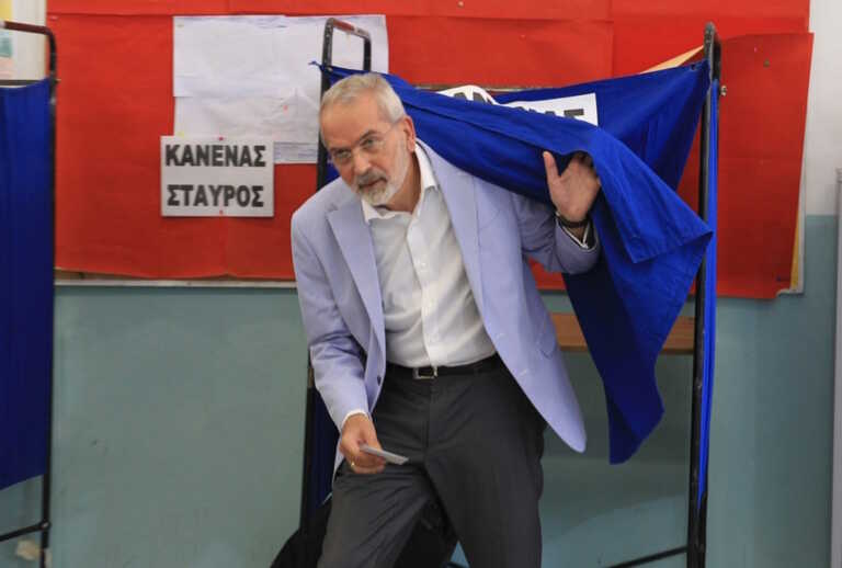 Ψήφισε στο 55ο σχολείο Αθηνών ο υπηρεσιακός πρωθυπουργός Ιωάννης Σαρμάς