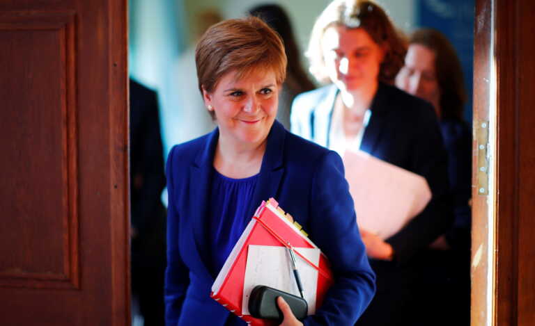 Ελεύθερη χωρίς να της απαγγελθούν κατηγορίες η πρώην πρωθυπουργός της Σκωτίας, Νίκολα Στέρτζον