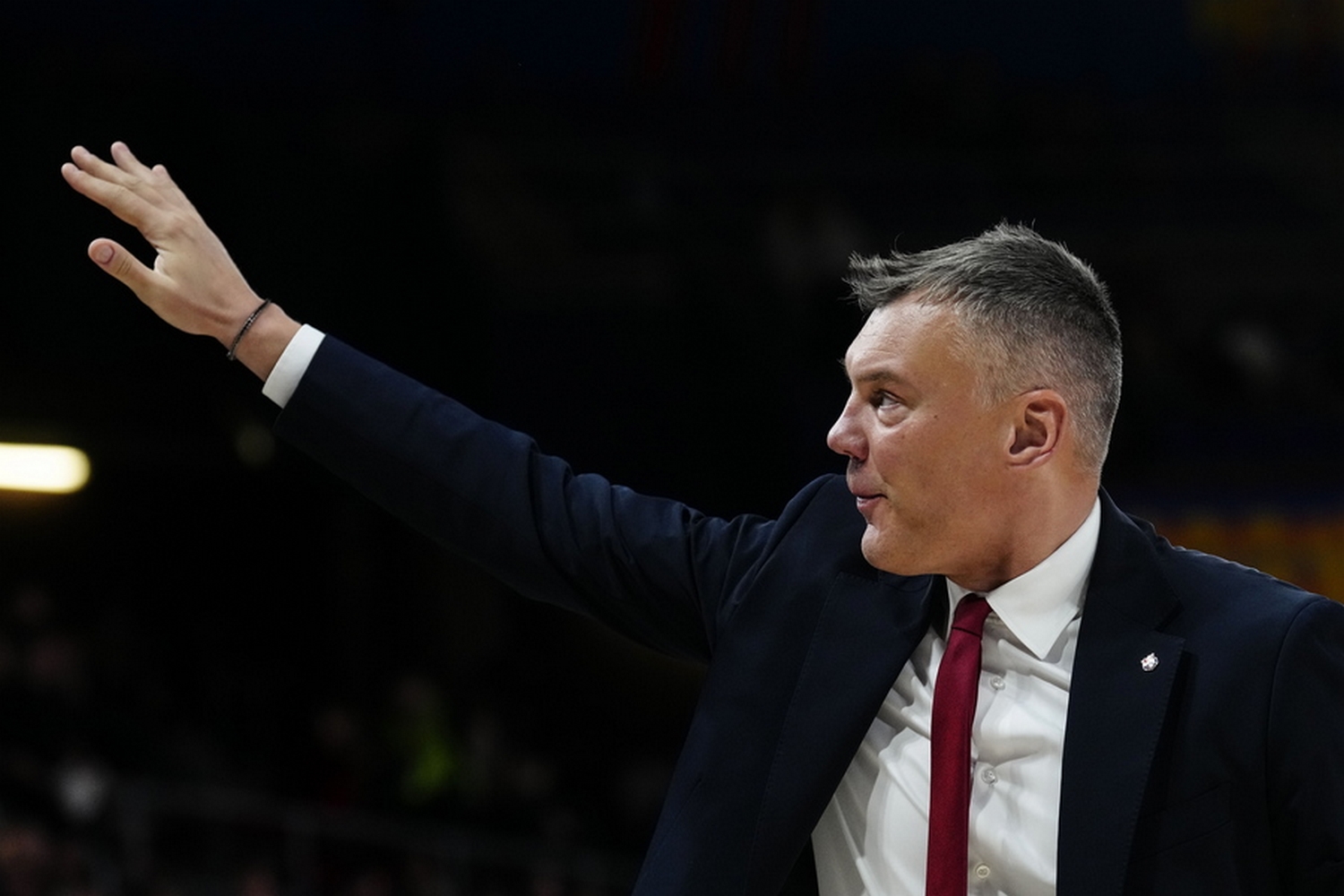 epa10551215 Barcelona's head coach Sarunas Jasikevicius reacts during the Euroleague basketball game between FC Barcelona and Alba Berlin at Palau Blaugrana in Barcelona, Catalonia, Spain, 30 March 2023.  EPA