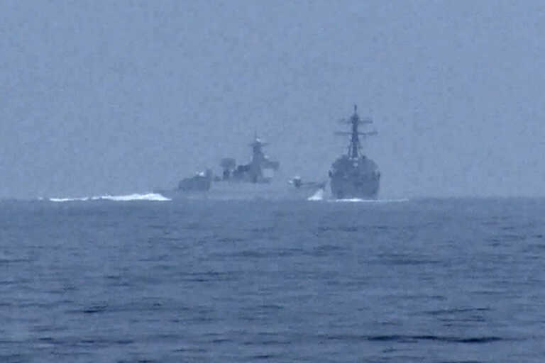 Το βίντεο με την παραλίγο σύγκρουση πολεμικού πλοίου της Κίνας με αντιτορπιλικό των ΗΠΑ στην Ταϊβάν