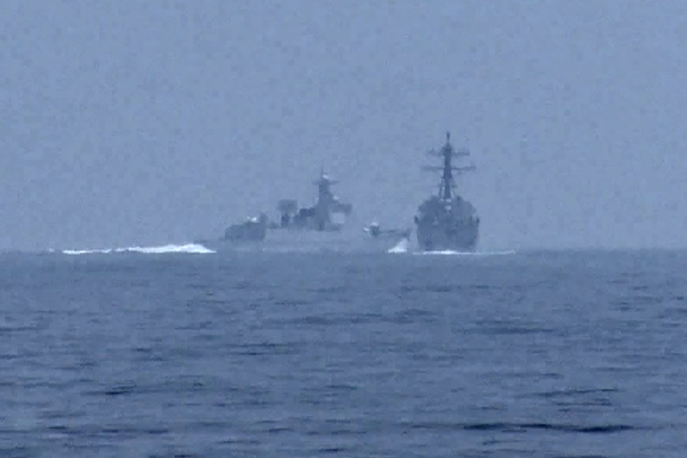 Ταϊβάν: Το βίντεο με την παραλίγο σύγκρουση πολεμικού πλοίου της Κίνας με αντιτορπιλικό των ΗΠΑ