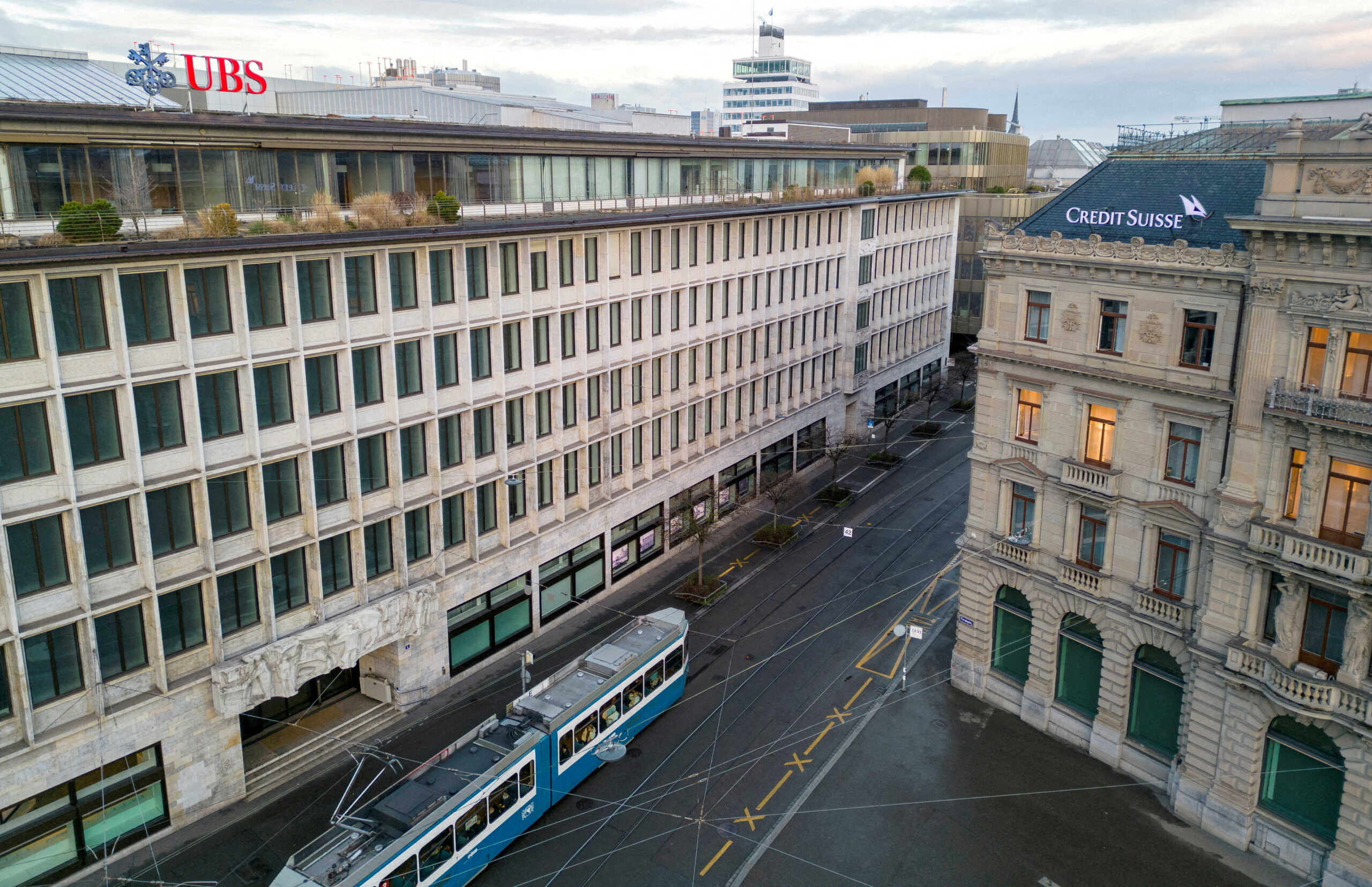 H UBS καταργεί 35.000 θέσεις εργασίας μετά την εξαγορά της Credit Suisse