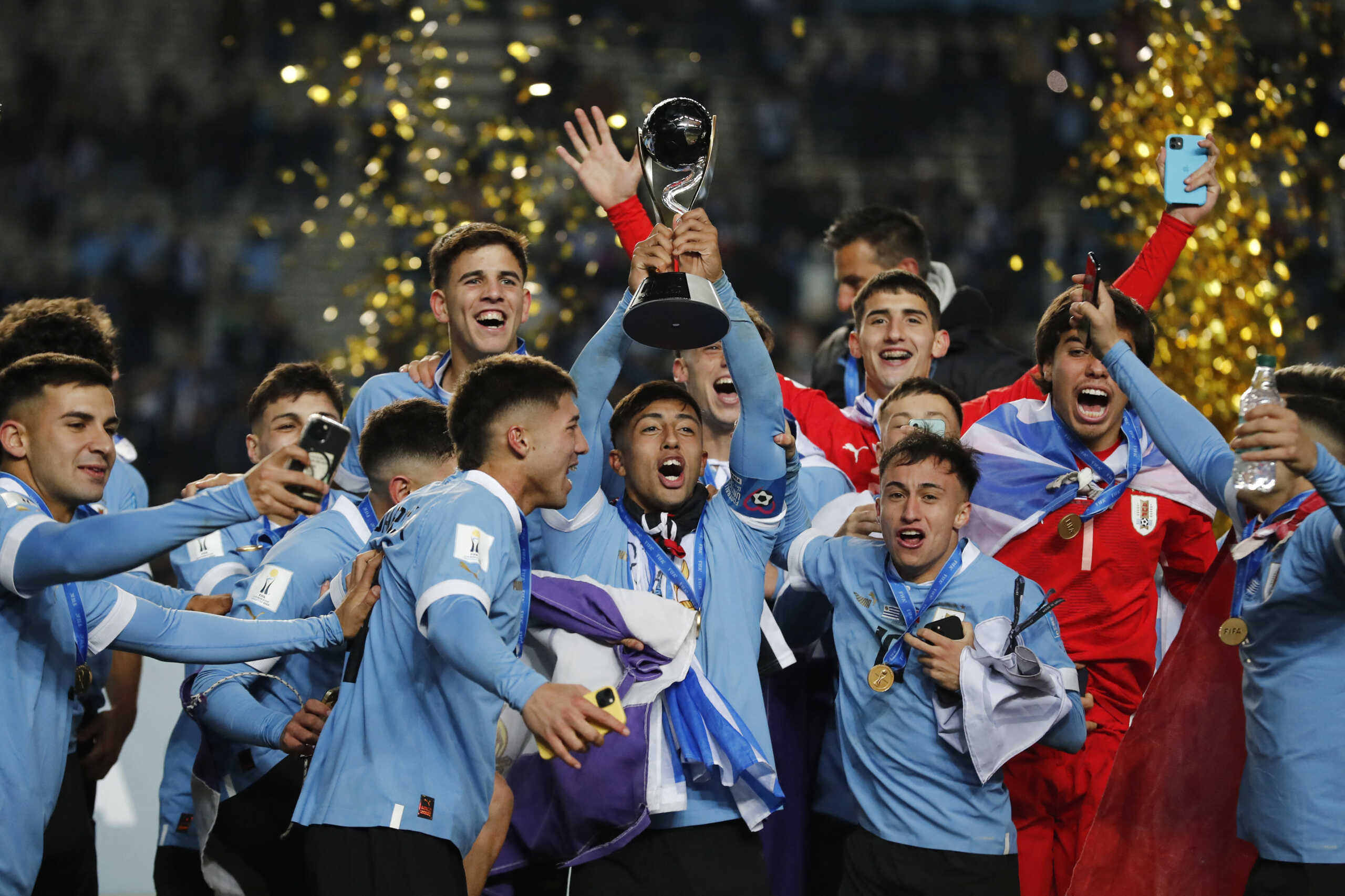Soccer Football - FIFA Under-20 World Cup - Final - Uruguay v Italy - Estadio Unico Diego Armando Maradona, La Plata, Argentina - June 11, 2023 Uruguay's Fabricio Diaz and teammates celebrate with the trophy after winning the FIFA Under-20 World Cup REUTERS