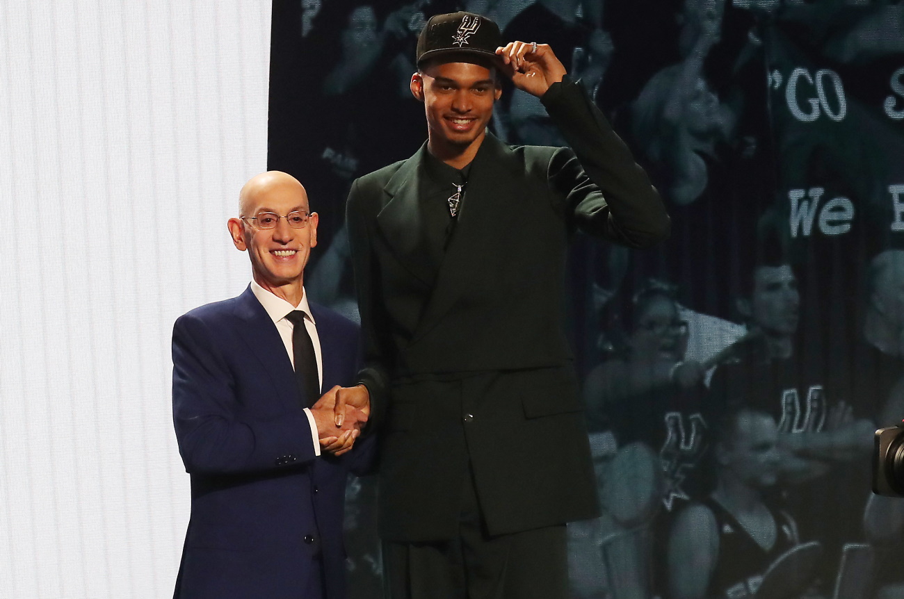 NBA draft 2023: Ο Βικτόρ Γουεμπανιάμα επιλέχθηκε στο νούμερο 1 από τους Σαν Αντόνιο Σπερς και δάκρυσε