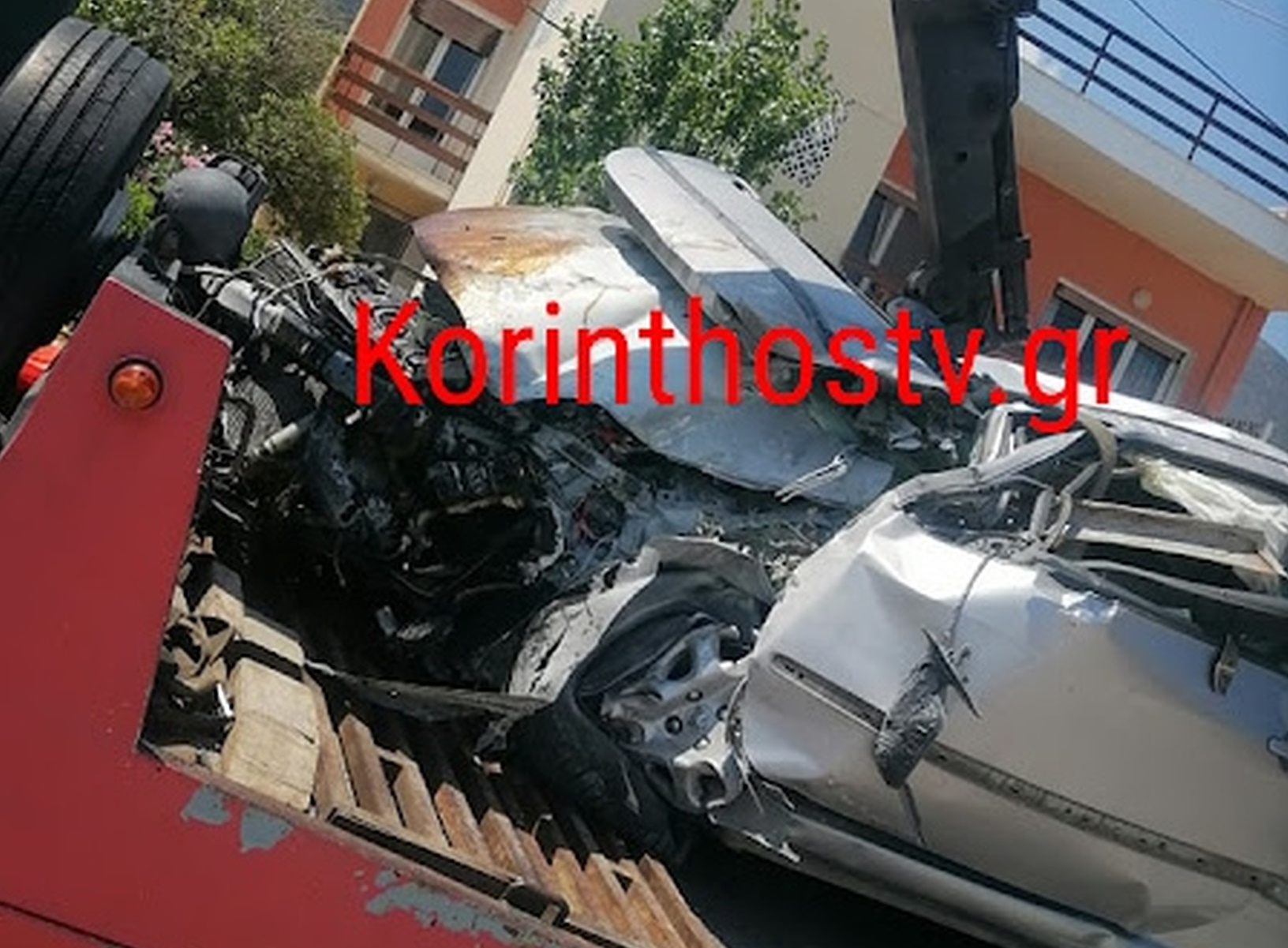 Τροχαίο δυστύχημα στο Ξυλόκαστρο – Αυτοκίνητο «καρφώθηκε» σε μάντρα σπιτιού