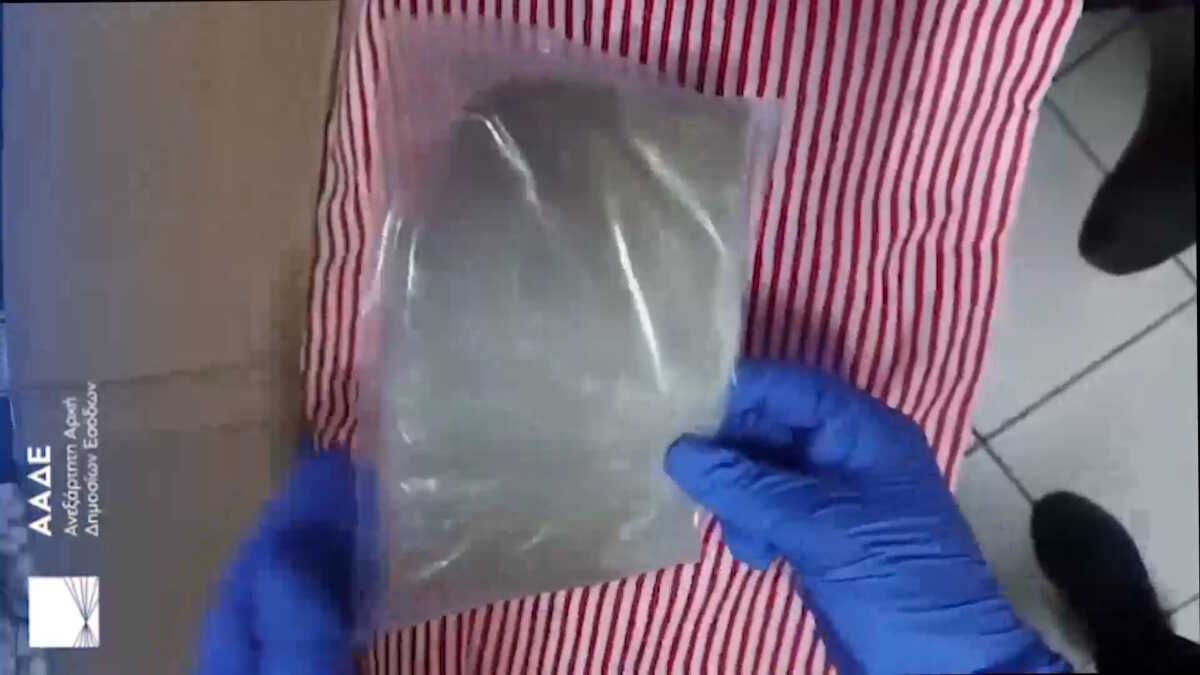 H ΑΑΔΕ εντόπισε κοκαΐνη 9 κιλών μέσα σε μαξιλαροθήκες στο πορτ μπαγκάζ ταξί