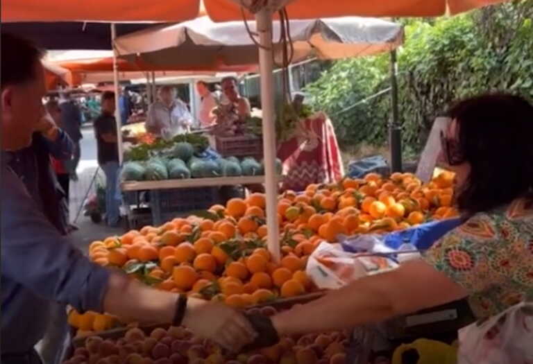 Ο Άδωνις Γεωργιάδης είχε τα «τυχερά» του σε λαϊκή αγορά - «Αλανιάρη και ζημιάρη» του φώναζε μια πωλήτρια ενθουσιασμένη