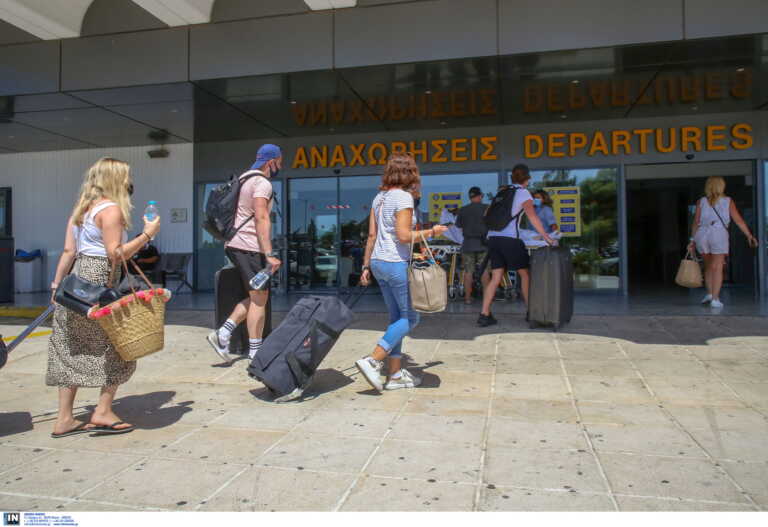 Πλάκωσε στο ξύλο τη σύζυγό του μέσα στο αεροδρόμιο στο Ηράκλειο