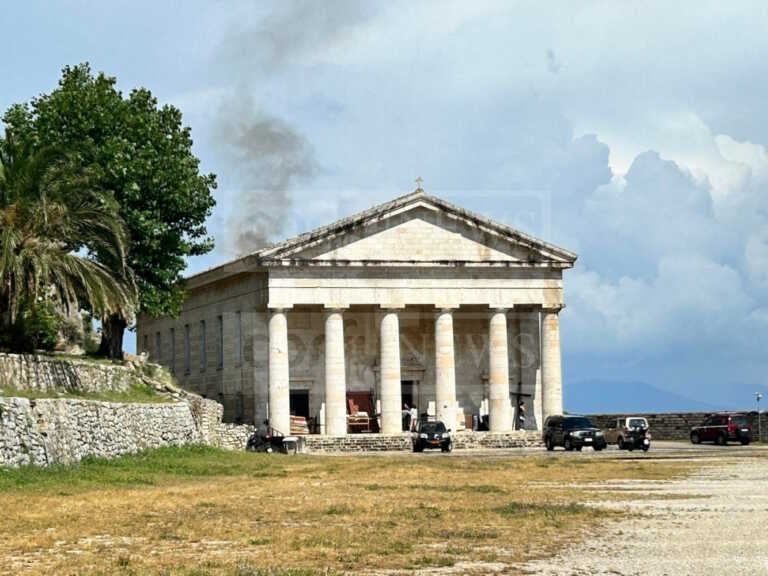 Ξέσπασε φωτιά από κεραυνό στον ιστορικό ναό του Αγίου Γεωργίου στο Παλαιό Φρούριο Κέρκυρας