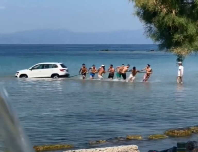 Έβγαλαν αυτοκίνητο από τη θάλασσα σχηματίζοντας ανθρώπινη αλυσίδα - Απίστευτο βίντεο από την Αίγινα