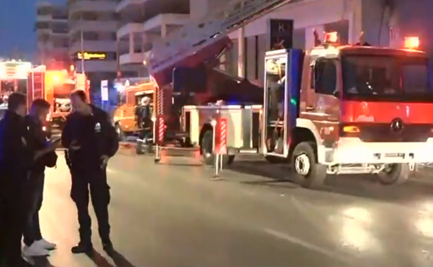 Alimos: Massive fire at furniture store