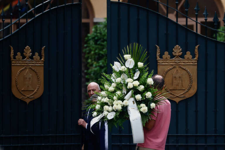 Ιδιωτική προσευχή για τον Μπερλουσκόνι στη βίλα του στο Άρκορε, μία ημέρα πριν την κηδεία του
