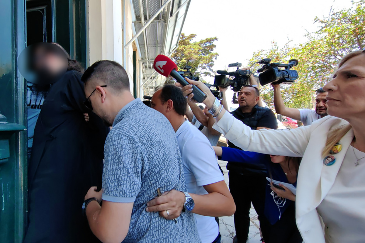 ΣΗΜΕΙΩΣΗ ΓΙΑ ΤΟΥΣ EDITORS. ΠΡΟΣΟΧΗ: Η φωτογραφία έχει ληφθεί χωρίς τη ρητή άδεια των εικονιζόμενων. Η δημοσίευση των χαρακτηριστικών τους γίνεται αποκλειστικά με ευθύνη του συνδρομητή. Ο 40χρονος ιερέας που φέρεται να έχει στείλει πορνογραφικό υλικό σε ανήλικο μαθητή στην Ερμιόνη Αργολίδας οδηγείται στον εισαγγελέα Ναυπλίου για να απολογηθεί, Τρίτη 06 Ιουνίου 2023. Σύμφωνα με πληροφορίες, ο ιερέας έστειλε μέσω εφαρμογής βίντεο με άσεμνο υλικό στον 13χρονο όπου εικονίζεται άνδρας που προβαίνει σε γενετήσιες πράξεις. Σύμφωνα με τις ίδιες πληροφορίες ,από τον ήχο το βίντεο, οι παθόντες και συγκεκριμένα ο 52χρονος πατέρας του ανήλικου, αναγνώρισαν την φωνή του φερόμενου ως δράστη και κατήγγειλαν το περιστατικό, αρχικά στο Α.Τ Ερμιονίδας και ακολούθως στο Τ.Α Ναύπλιου. Εναντίον του έχει σχηματιστεί δικογραφία για προσβολή γεννετήσιας αξιοπρέπειας.  ΑΠΕ-ΜΠΕ