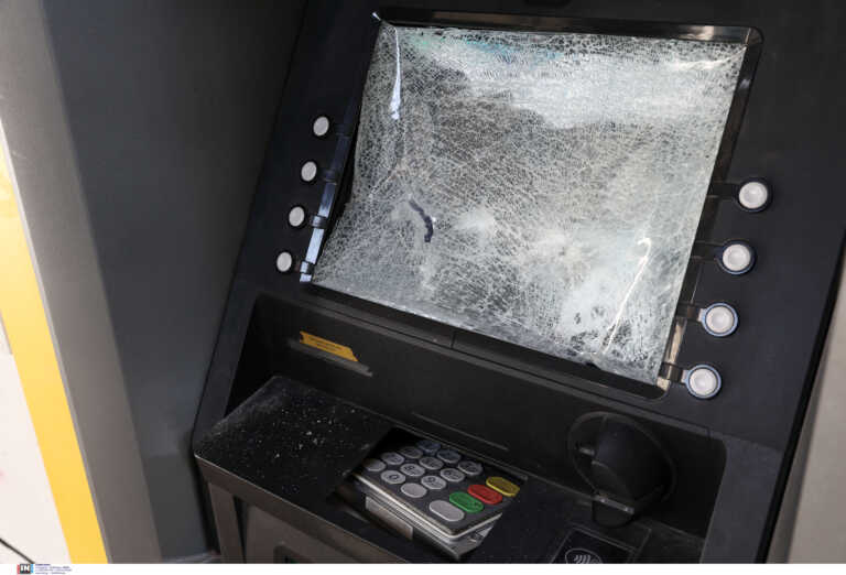 Επιθέσεις σε ΑΤΜ και υποκατάστημα τράπεζας στο Παγκράτι και στο κέντρο της Αθήνας