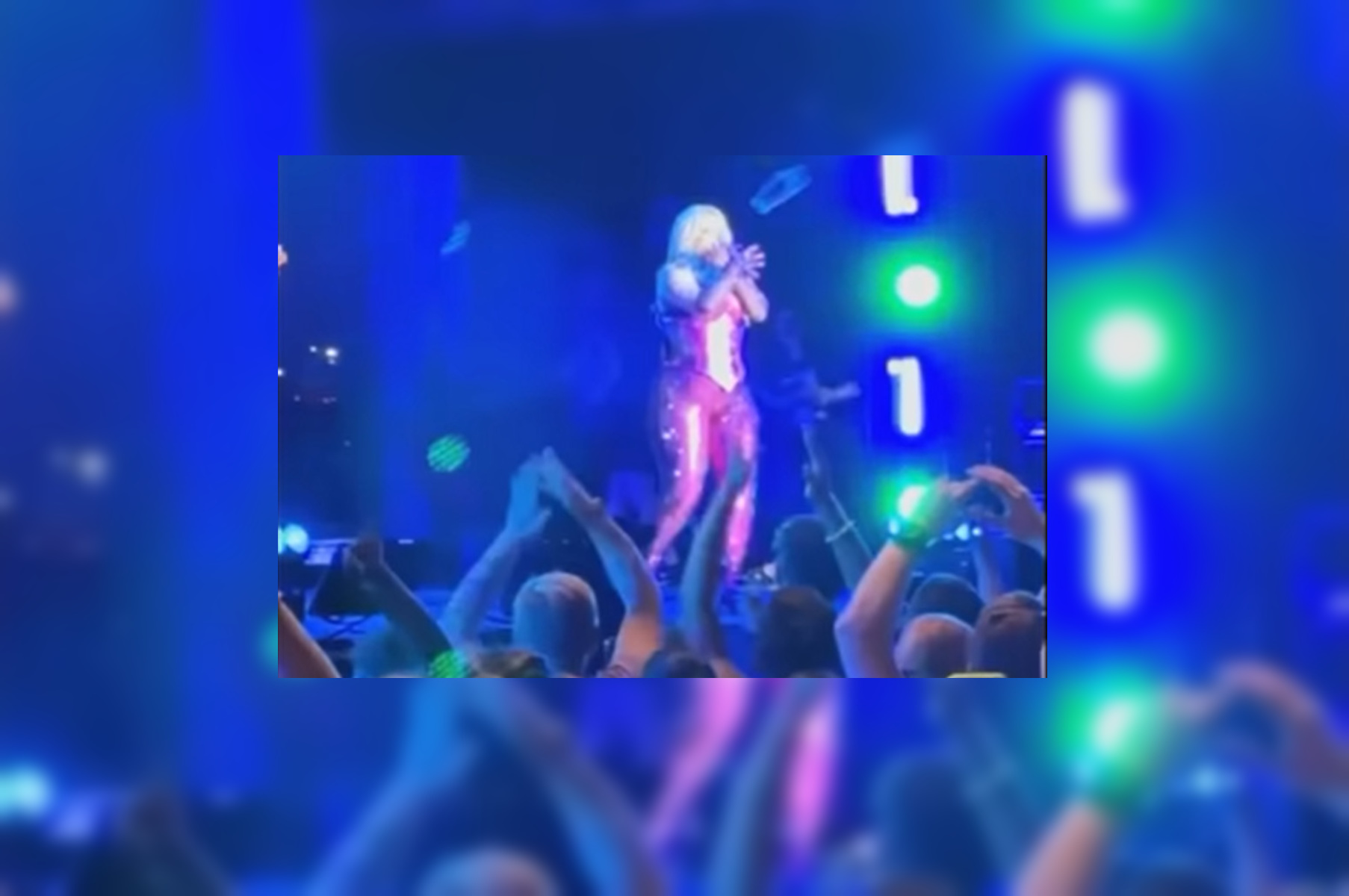 Η τραγουδίστρια Bebe Rexha «έφαγε» κινητό στο πρόσωπο ενώ τραγουδούσε σε συναυλία