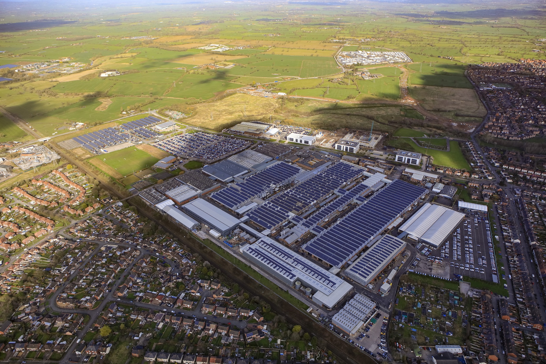 Η Bentley γιορτάζει 10 χρόνια λειτουργίας με ηλιακή ενέργεια στο «Dream factory»