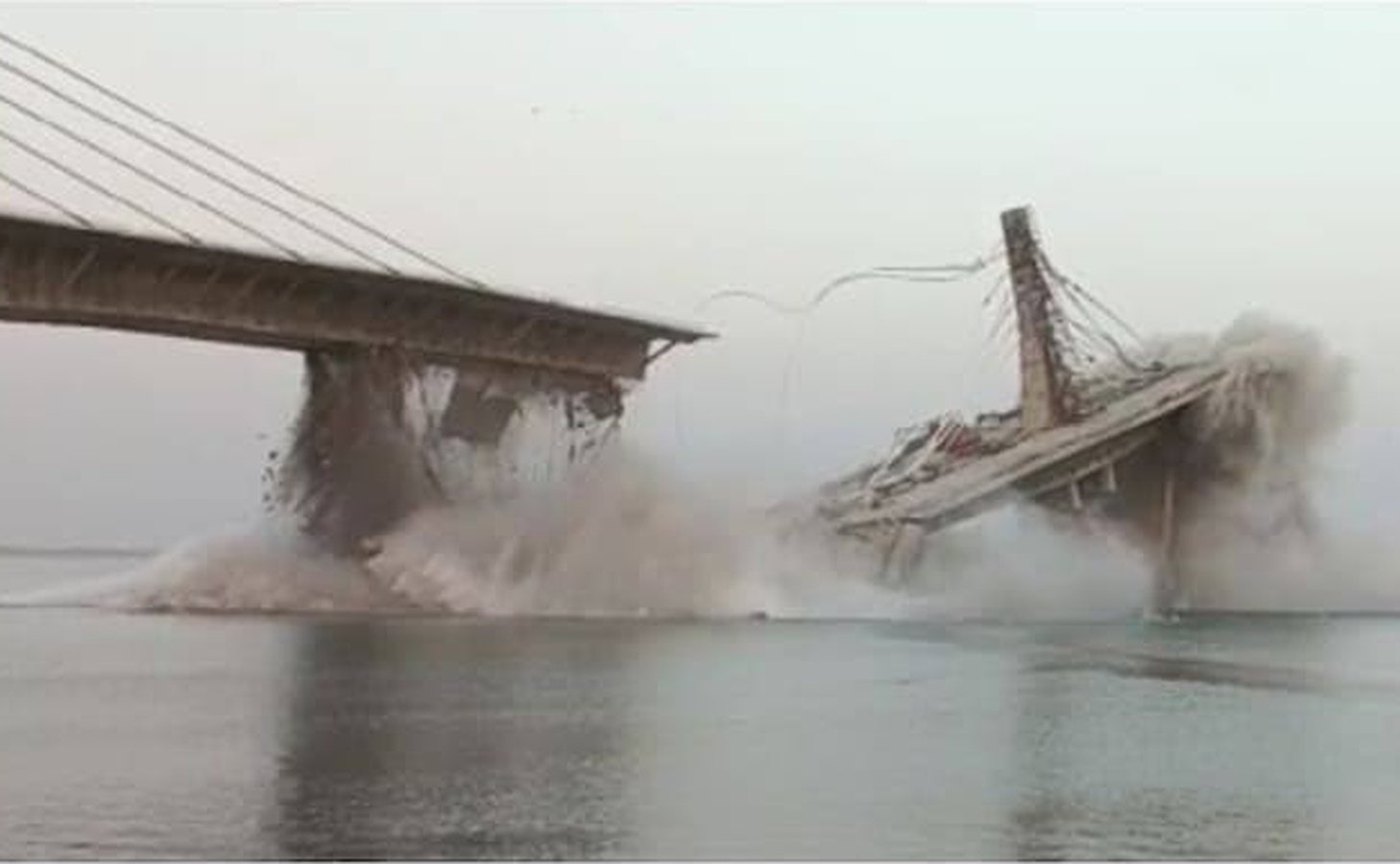 Ινδία: Κατέρρευσε υπό κατασκευή γέφυρα στον Γάγγη ποταμό