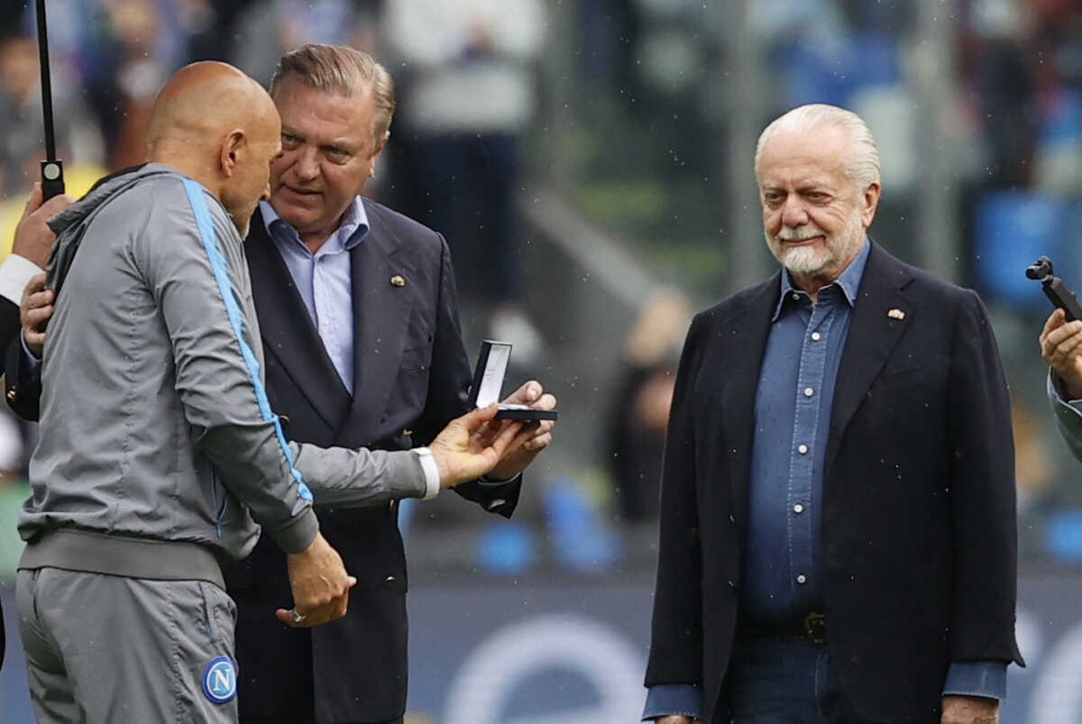 Soccer Football - Serie A - Napoli v Inter Milan - Stadio Diego Armando Maradona, Naples, Italy - May 21, 2023 Napoli coach Luciano Spalletti with Prince Carlo, Duke of Castro alongside Napoli president Aurelio De Laurentiis before the match REUTERS