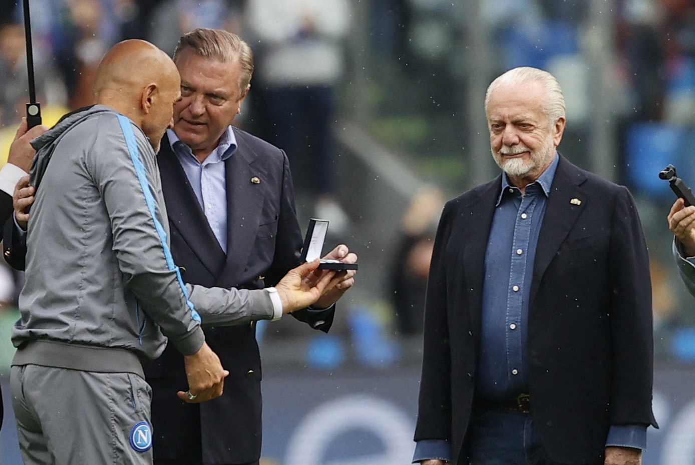 Soccer Football - Serie A - Napoli v Inter Milan - Stadio Diego Armando Maradona, Naples, Italy - May 21, 2023 Napoli coach Luciano Spalletti with Prince Carlo, Duke of Castro alongside Napoli president Aurelio De Laurentiis before the match REUTERS