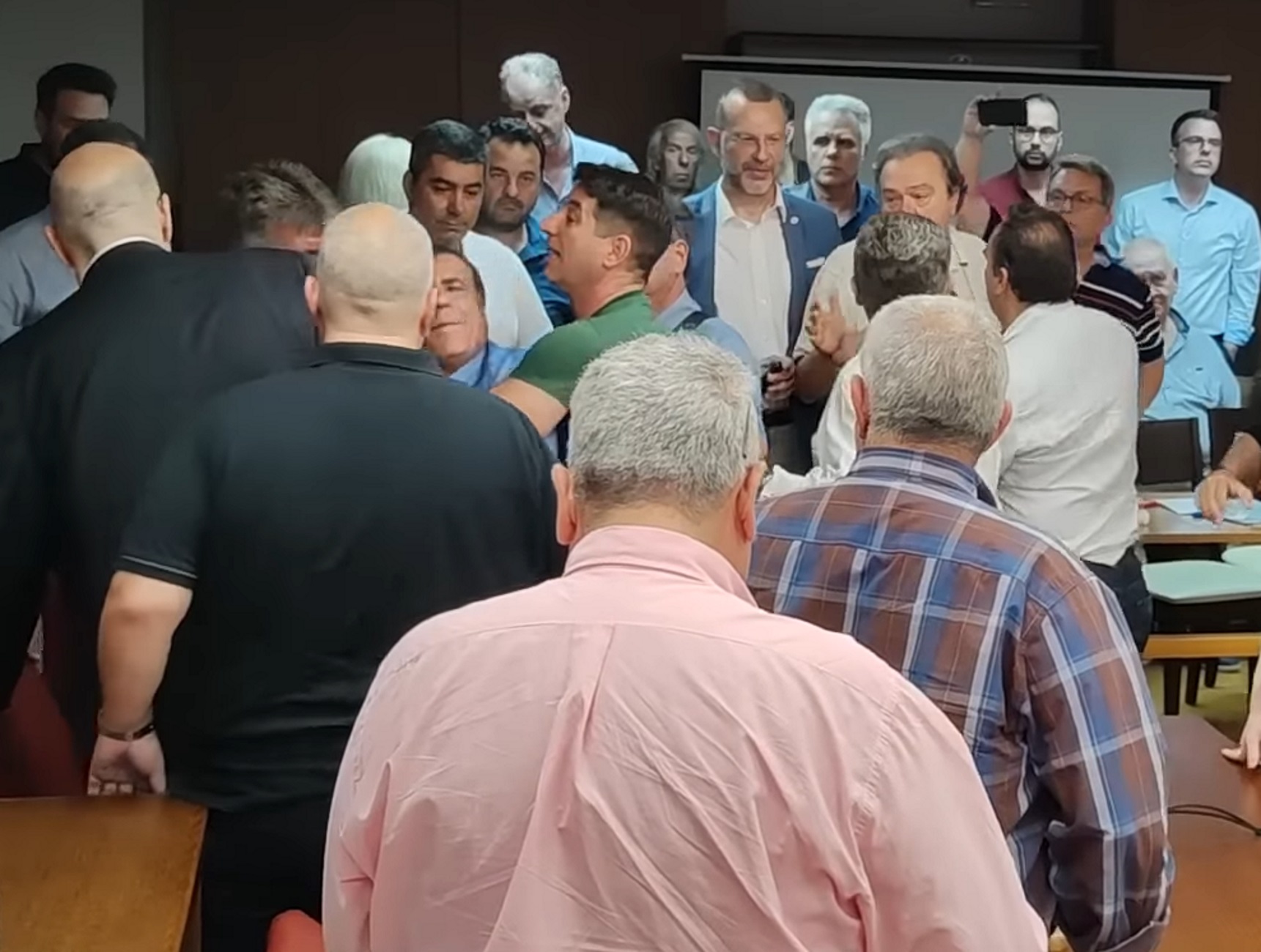 Κόρινθος: Εικόνες ντροπής στο δημοτικό συμβούλιο – Πρώην δήμαρχος πιάστηκε στα χέρια με πολίτες