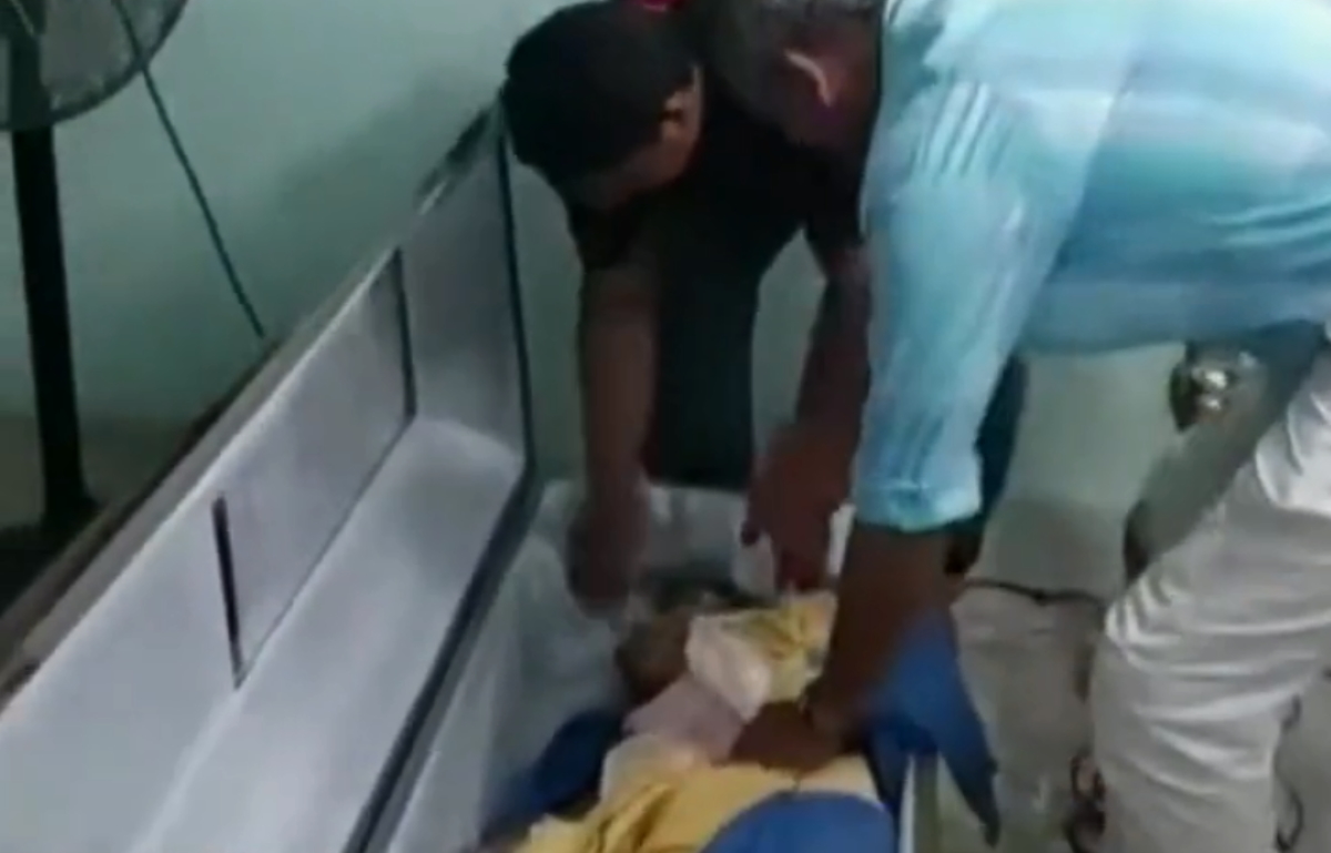 Ισημερινός: «Νεκρή» ξύπνησε κατά τη διάρκεια της κηδείας της και άρχισε να χτυπά το φέρετρο