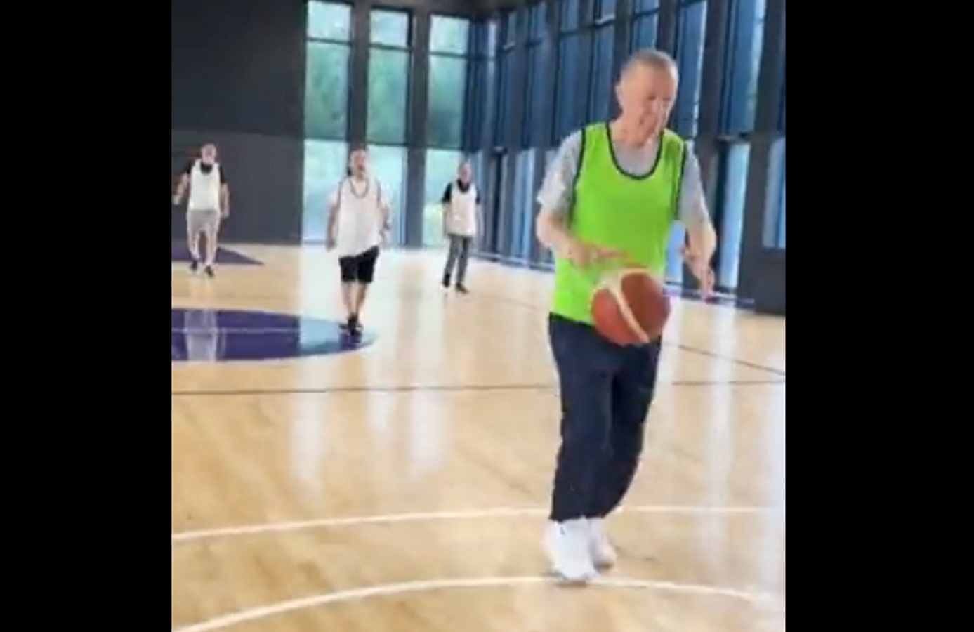 Ο Ρετζέπ Ταγίπ Ερντογάν παίζει μπάσκετ με βουλευτές του κόμματός του