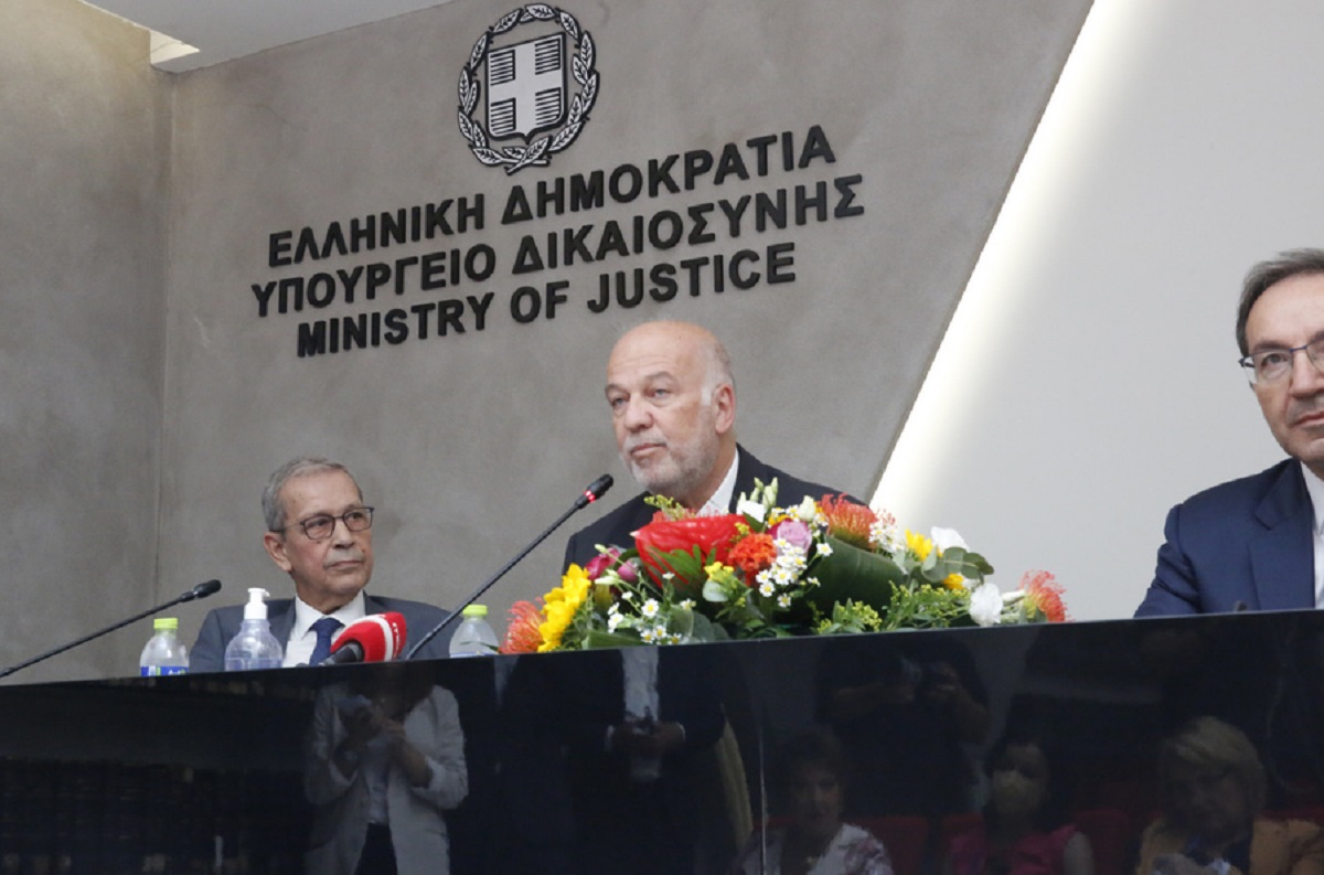 Ο νέος υπουργός Δικαιοσύνης  Γιώργος Φλωρίδης (Κ) μιλά παρουσία του νέου υφυπουργού Δικαιοσύνης Γιάννη Μπούγα (Δ) και του απερχόμενου υπηρεσιακού υπουργού  Φίλιππου Σπυρόπουλου (Α) στην τελετή παράδοσης - παραλαβής καθηκόντων του υπουργείου, Αθήνα, Τρίτη 27 Ιουνίου 2023. Αναλαμβάνουν σήμερα τα καθήκοντα του υπουργείου Δικαιοσύνης ο Γιώργος Φλωρίδης , με υφυπουργό τον Γιάννη  Μπούγα. ΑΠΕ-ΜΠΕ