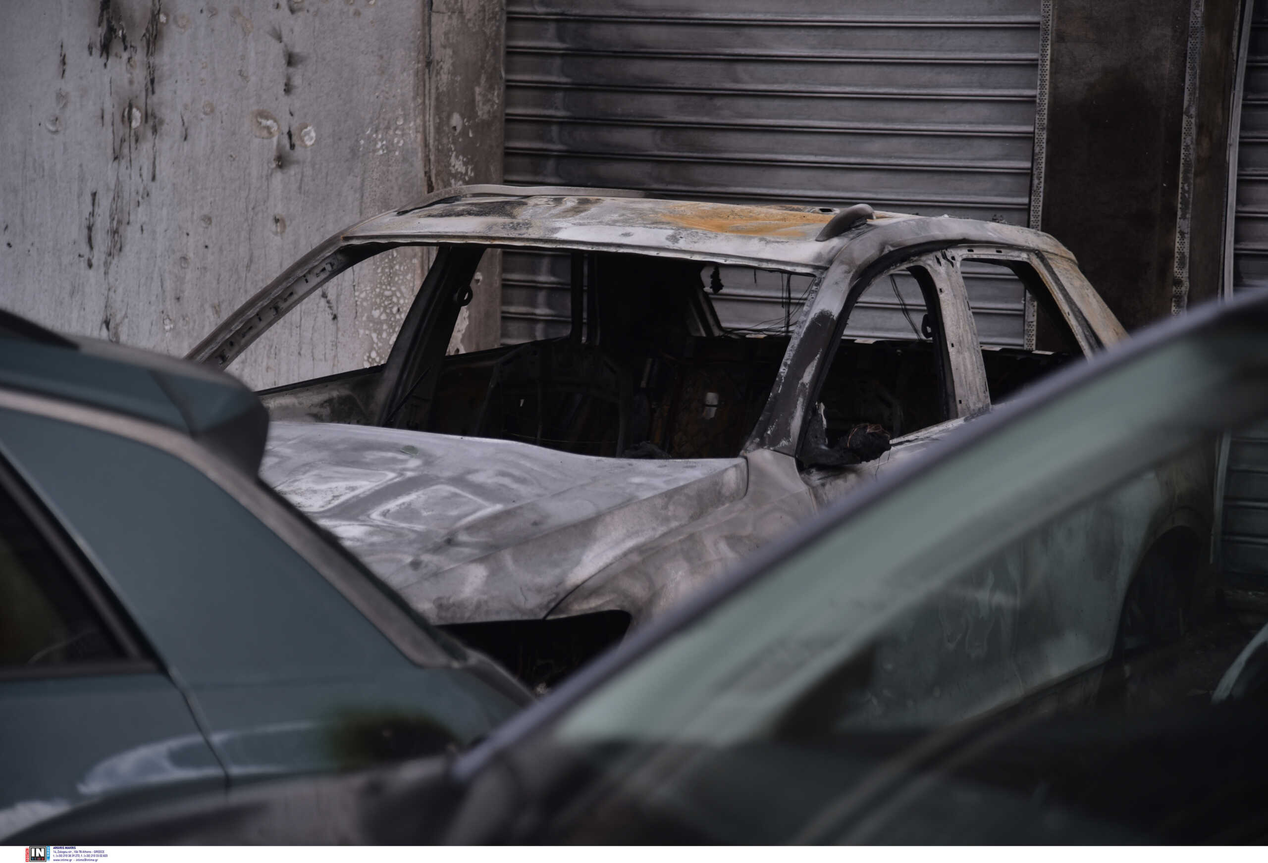 Εξάρχεια: Φωτιά σε 3 αυτοκίνητα τα ξημερώματα