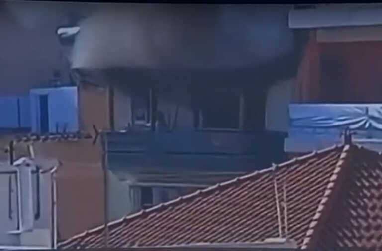 Φωτιά σε διαμέρισμα 2ου ορόφου στα Μανιάτικα του Πειραιά - Απεγκλωβίστηκαν μια ηλικιωμένη και δύο παιδιά