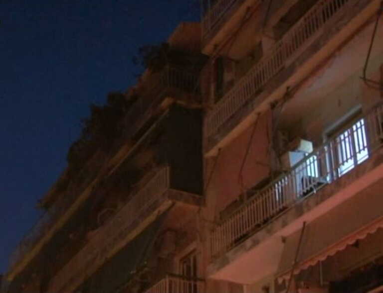Φωτιά σε διαμέρισμα στα Πετράλωνα - Ένας 15χρονος μεταφέρθηκε στο νοσοκομείο