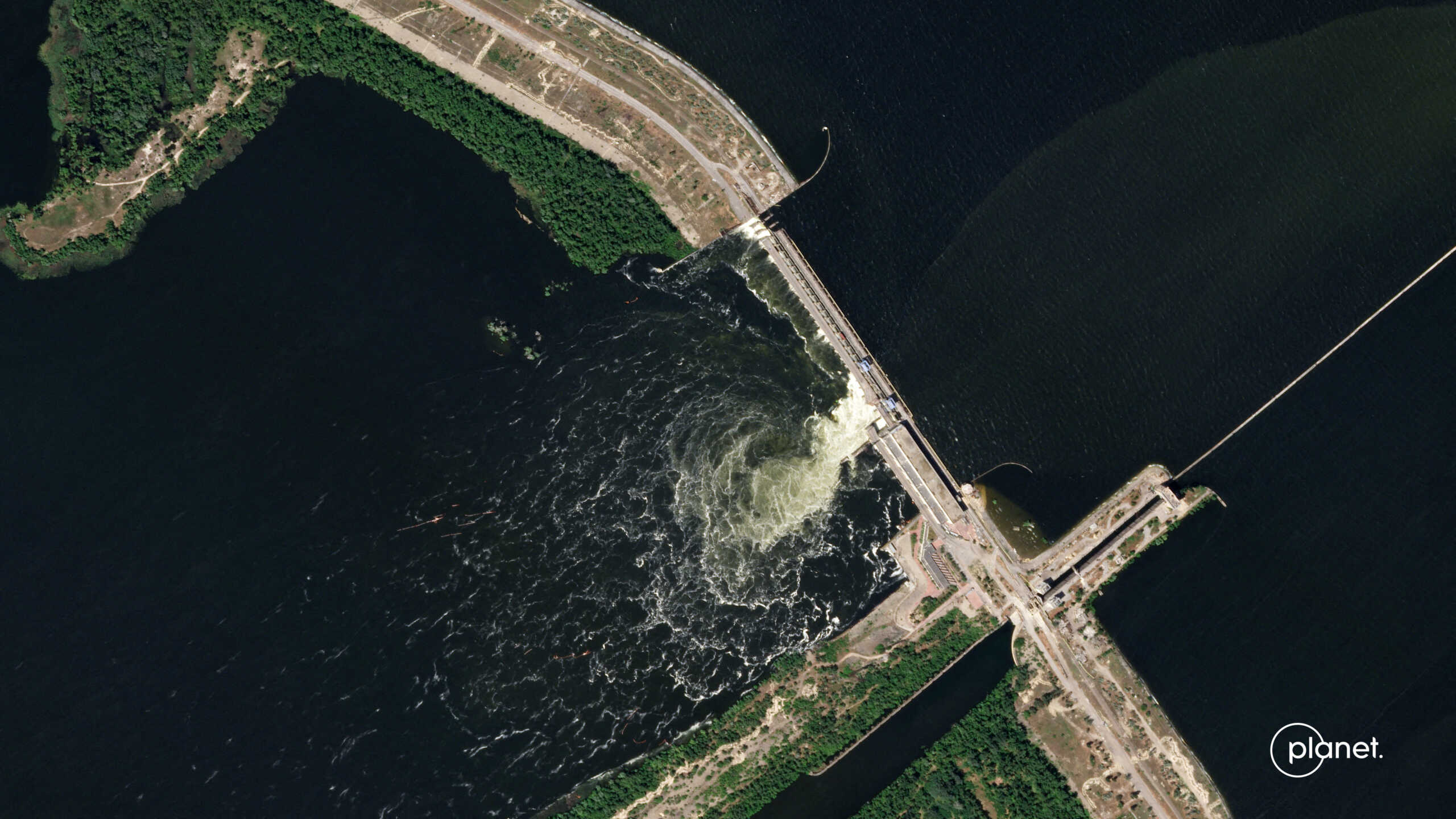 Καχόβκα: Πέφτει 35 εκατοστά ανά ώρα η στάθμη του νερού στο φράγμα που ανατινάχθηκε – Ανησυχία για τον πυρηνικό σταθμό της Ζαπορίζια