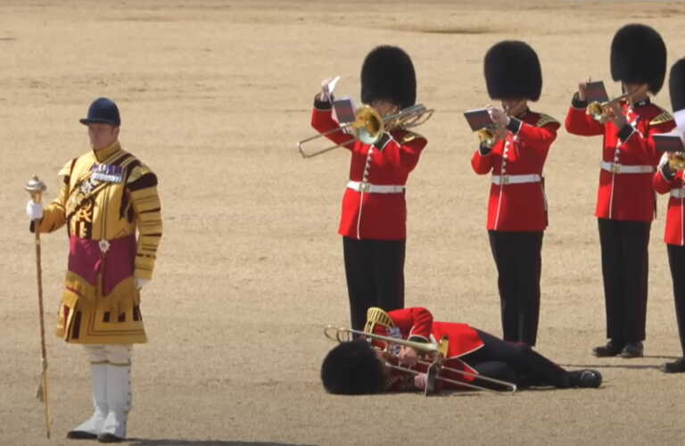 Βίντεο με μέλη της βρετανικής φρουράς να λιποθυμούν ο ένας μετά τον άλλο σε παρέλαση
