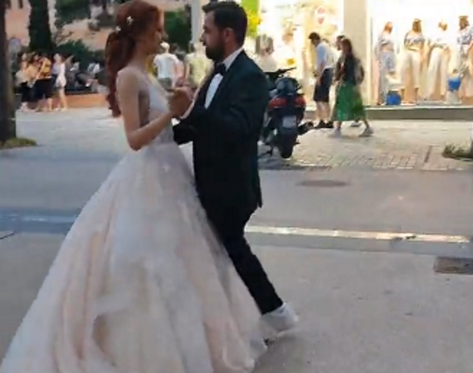 Θεσσαλονίκη: Γαμήλια φωτογράφιση στην Τσιμισκή – Γαμπρός και νύφη γίνονται viral