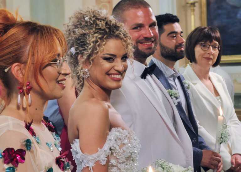 Γαμπρός και νύφη έδωσαν ρεσιτάλ πριν από αυτή τη φωτογραφία - Ο εκπληκτικός γάμος στη Σύρο