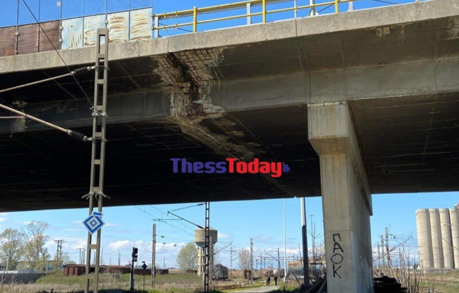 Θεσσαλονίκη: Καταγγελίες για επικίνδυνη γέφυρα που περνά πάνω από σταθμό του ΟΣΕ – Τι λένε οι εργαζόμενοι