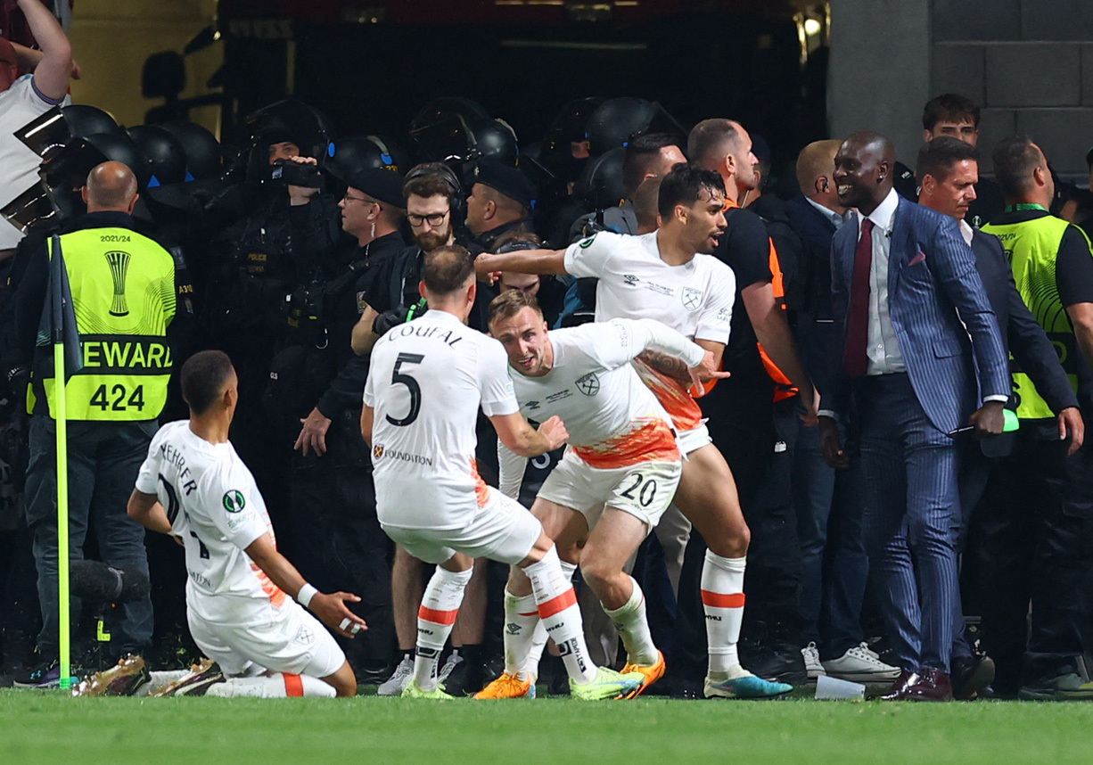 Soccer Football - Europa Conference League - Final - Fiorentina v West Ham United - Eden Arena, Prague, Czech Republic - June 7, 2023 West Ham United's Jarrod Bowen celebrates scoring their second goal with teammates REUTERS