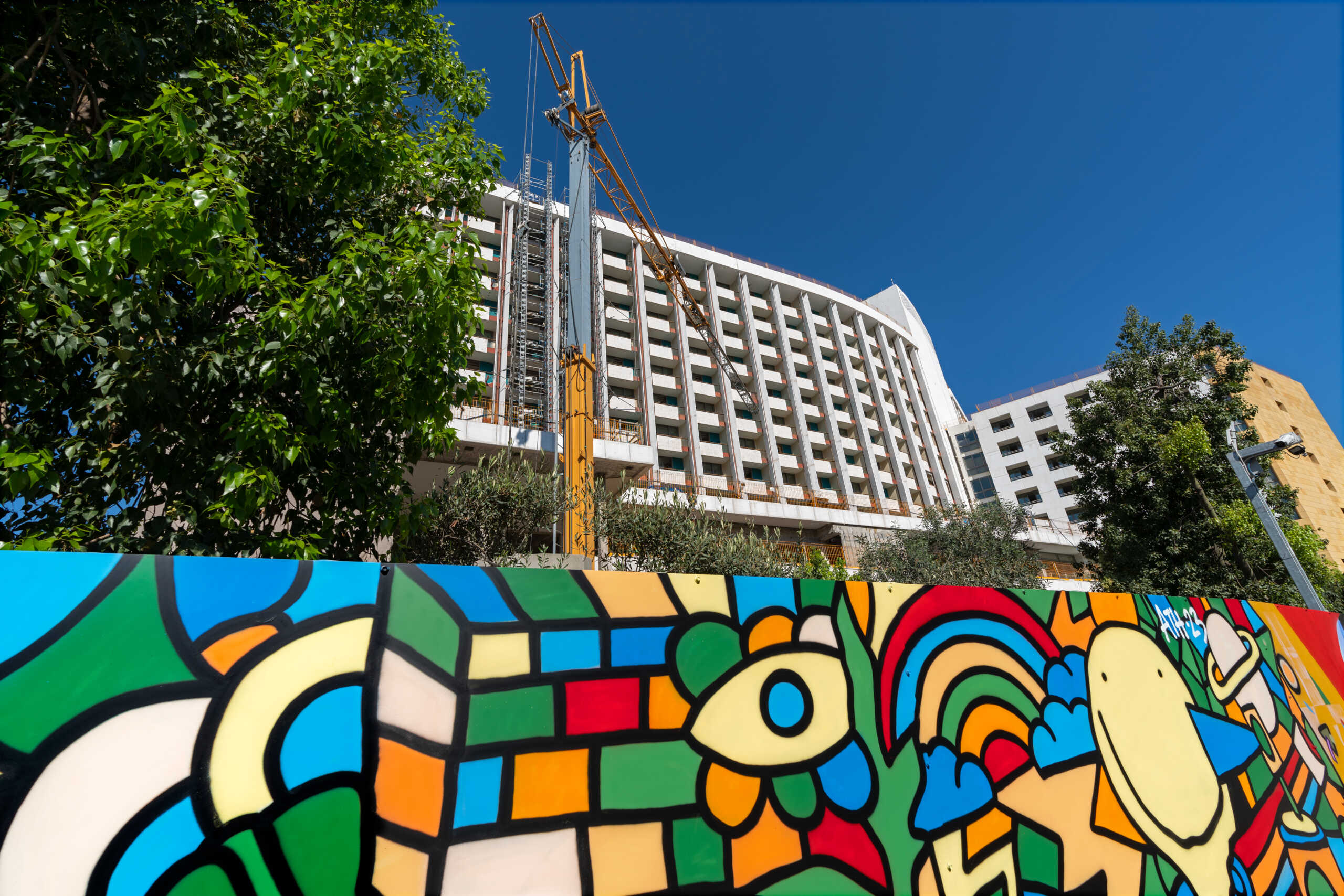 Hilton Athens: Street Art στο χώρο που φιλοξένησε το εμβληματικό ξενοδοχείο – To project των 275 εκατ. ευρώ και η εικαστική έκθεση