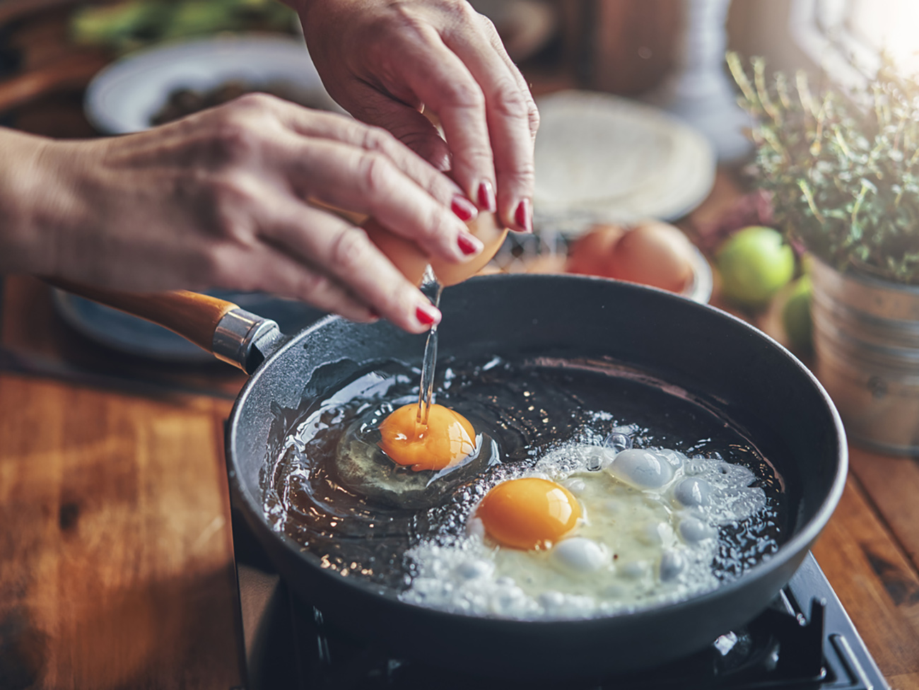 Πώς γίνονται πιο υγιεινά τα αυγά: Το λάθος που ίσως κάνετε στο μαγείρεμα