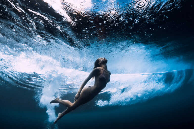 Κολύμβηση και δέρμα: Ποιους κινδύνους «κρύβει» το νερό