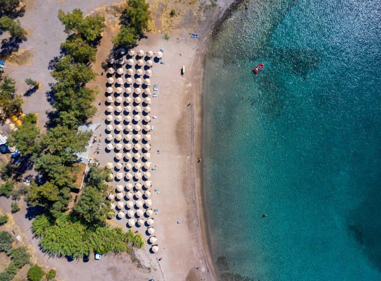 Οι παραλίες κοντά στην Αττική με Γαλάζιες σημαίες – Ποιές είναι ακατάλληλες για μπάνιο