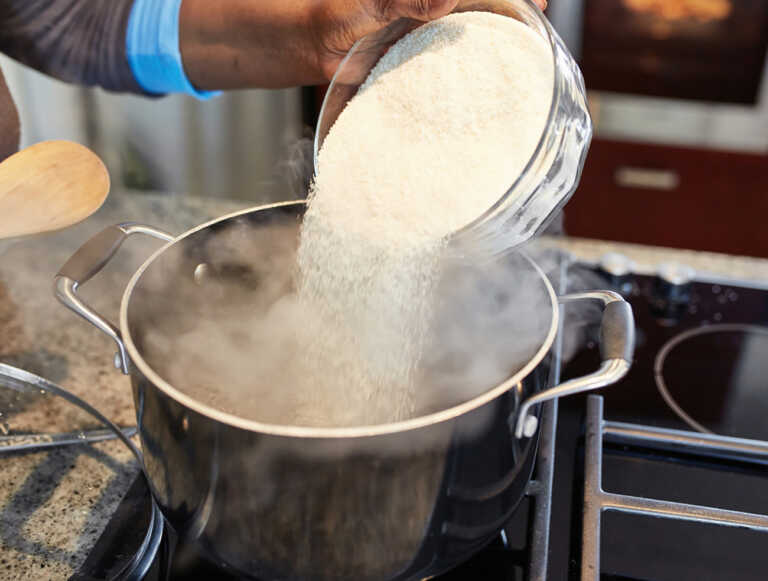 Όσα πρέπει να προσέχετε αν πλένετε το ρύζι πριν το μαγείρεμα – Τι απαντούν η επιστήμη και οι σεφ