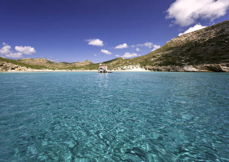 Μήλος και Χαλκιδική έχουν τις δύο κορυφαίες παραλίες της χώρας για το 2023 - Οι θέσεις τους σε ψηφοφορία